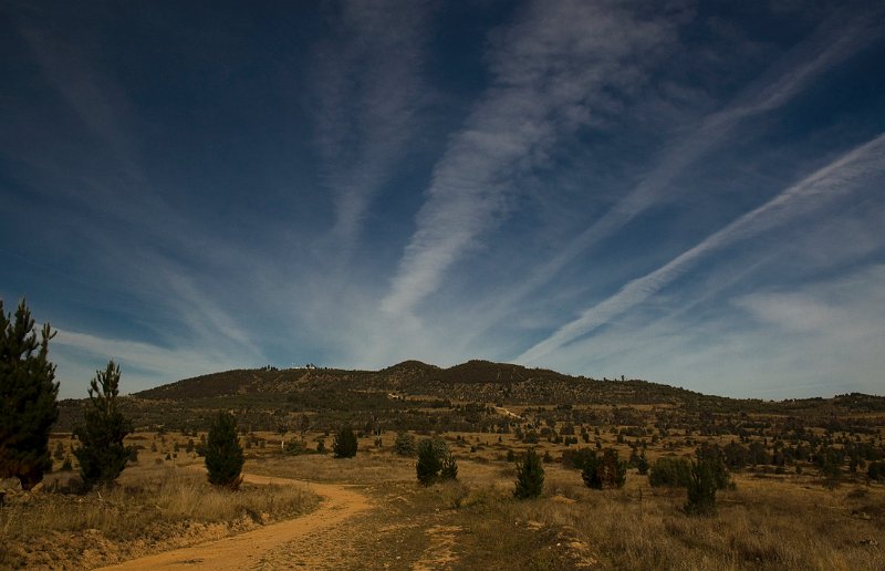 stromlo contrails.jpg